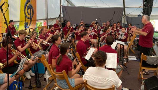 Kultuskapelle musiziert zum Jubiläum in Rheinzabern - ein „heißer“ Auftritt